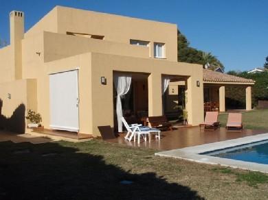 Chalet con 4 dormitorios se vende en Estepona, Costa del Sol