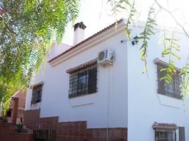 Chalet con 6 dormitorios se vende en Alhaurin de la Torre