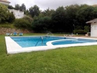 Chalet con 3 dormitorios se vende en Marbella, Costa del Sol