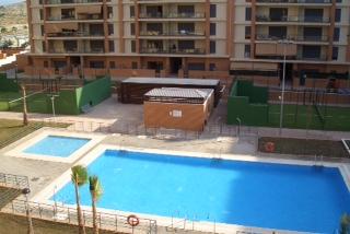 Piso de 80 m2 de 2 hab y 2 baños en Pau 1 Residencial con Piscina Garaje