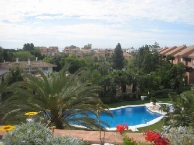 Apartamento con 3 dormitorios se vende en Marbella, Costa del Sol