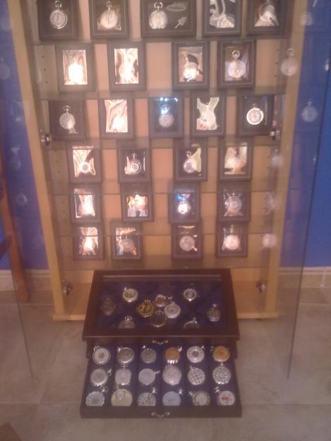 vendo coleccion de 52 relojes con 2 muebles,