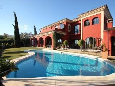 Chalet con 4 dormitorios se vende en Marbella, Costa del Sol