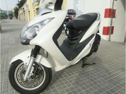 Scooter 125 semi nueva