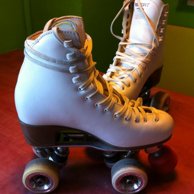 Se venden patines de patinaje artístico