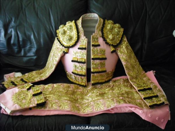 Vendo traje de luces rosa y oro con remates negros con accesorios