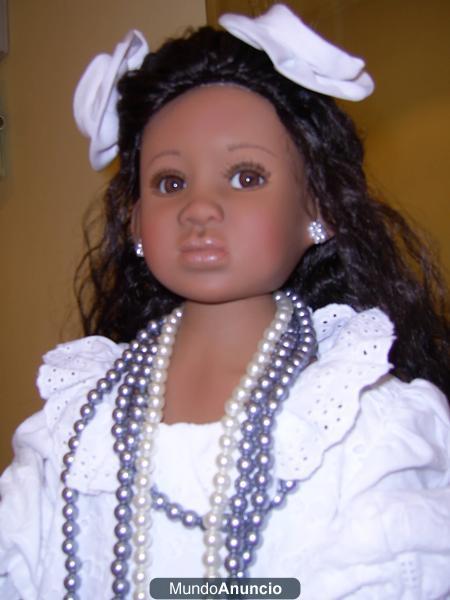 PECIOSA MUÑECA DE COLECCION