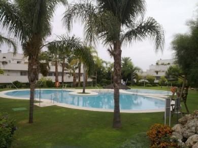 Apartamento con 2 dormitorios se vende en Marbella, Costa del Sol