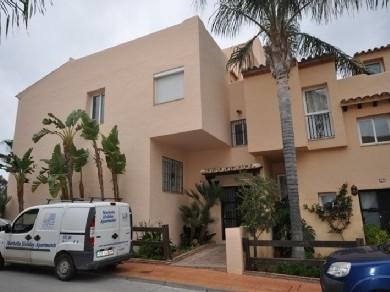 Adosado con 4 dormitorios se vende en Marbella, Costa del Sol