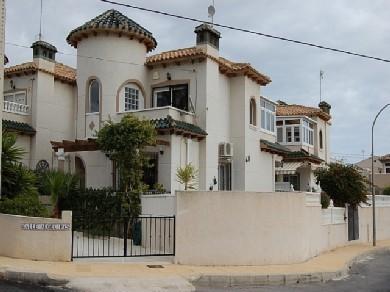 Chalet con 3 dormitorios se vende en Villamartin, Costa Blanca