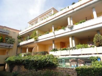 Apartamento con 2 dormitorios se vende en Marbella, Costa del Sol