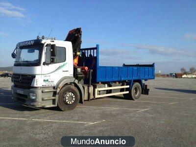 camion mercedes con grua y vasculante