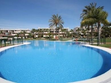 Apartamento con 2 dormitorios se vende en Marbella, Costa del Sol