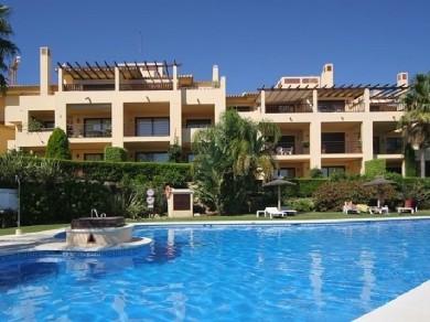 Apartamento con 3 dormitorios se vende en Marbella, Costa del Sol