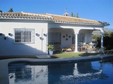 Chalet con 3 dormitorios se vende en Marbella, Costa del Sol