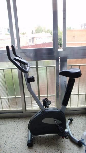 Se vende bicicleta estatica y regalo abdomineitor