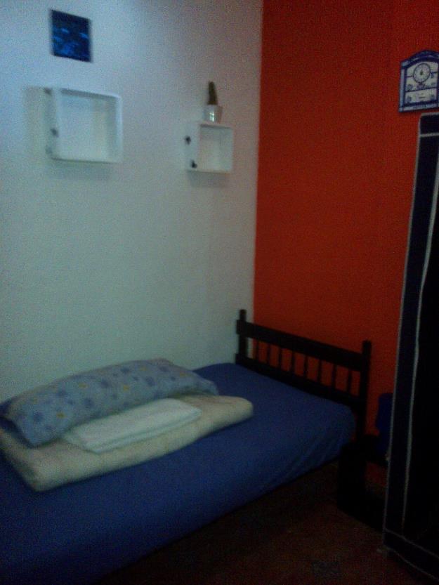 Single room in calle james michener, 13.