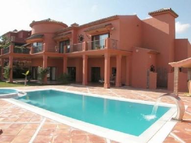 Chalet con 4 dormitorios se vende en Benahavis, Costa del Sol