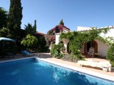 Chalet con 4 dormitorios se vende en Marbella, Costa del Sol