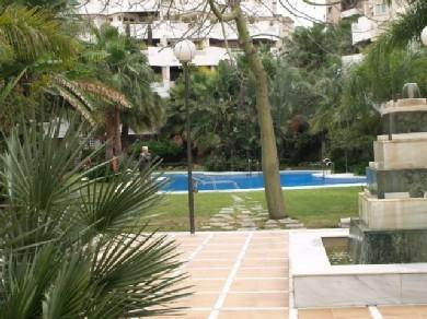 Apartamento con 2 dormitorios se vende en Marbella, Costa del Sol