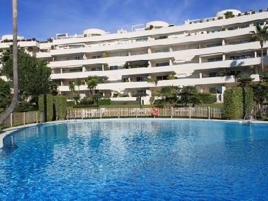 Apartamento con 4 dormitorios se vende en Estepona, Costa del Sol