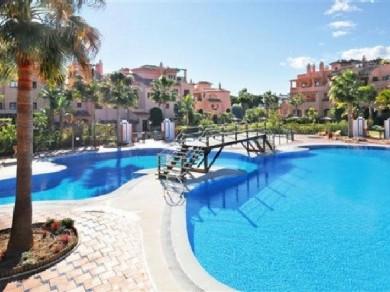 Apartamento con 2 dormitorios se vende en Estepona, Costa del Sol