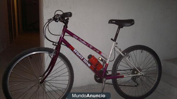 Bicicleta de montaña de chica