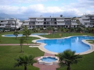 Apartamento con 2 dormitorios se vende en Marbella, Costa del Sol