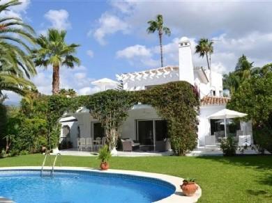 Chalet con 3 dormitorios se vende en Marbella, Costa del Sol