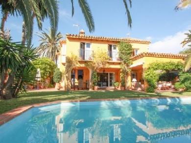 Chalet con 4 dormitorios se vende en Marbella, Costa del Sol