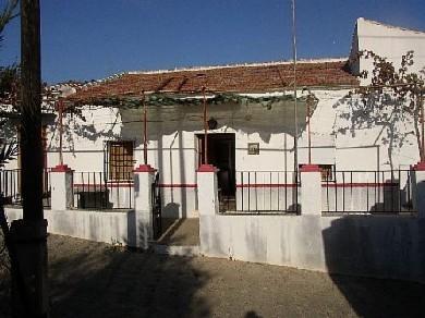 Chalet con 4 dormitorios se vende en Alora