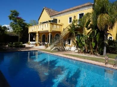 Chalet con 5 dormitorios se vende en Marbella, Costa del Sol