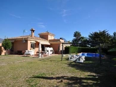 Chalet con 4 dormitorios se vende en Estepona, Costa del Sol