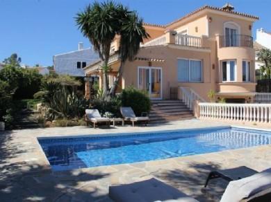 Chalet con 5 dormitorios se vende en Estepona, Costa del Sol