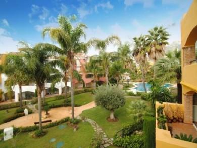 Apartamento con 2 dormitorios se vende en Marbella, Costa del Sol