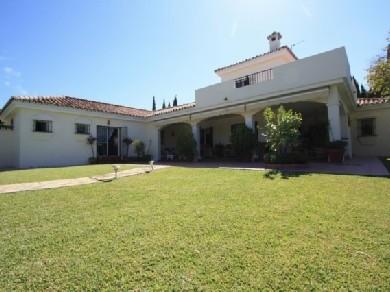 Chalet con 5 dormitorios se vende en Estepona, Costa del Sol