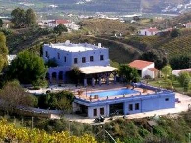 Chalet con 6 dormitorios se vende en Vinuela, Axarquia