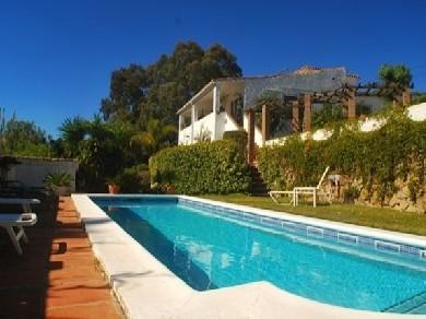 Chalet con 3 dormitorios se vende en Marbella, Costa del Sol