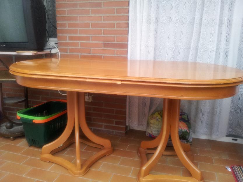 mesa y sillas en perfecto estado