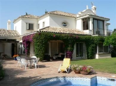 Chalet con 4 dormitorios se vende en Marbella, Costa del Sol