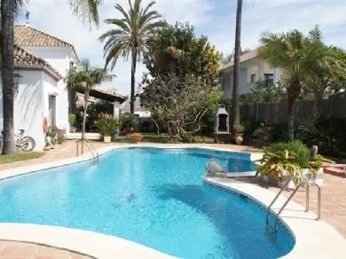 Chalet con 5 dormitorios se vende en Marbella, Costa del Sol