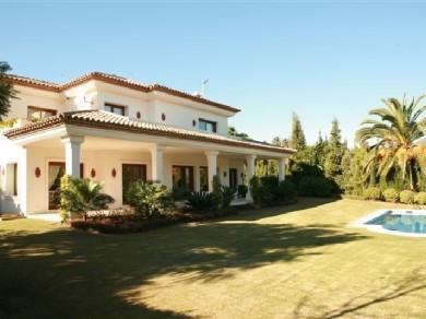 Chalet con 4 dormitorios se vende en Marbella, Costa del Sol