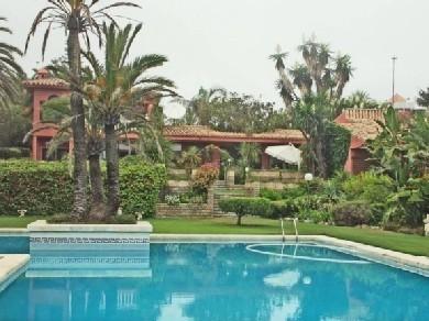 Chalet con 5 dormitorios se vende en Estepona, Costa del Sol