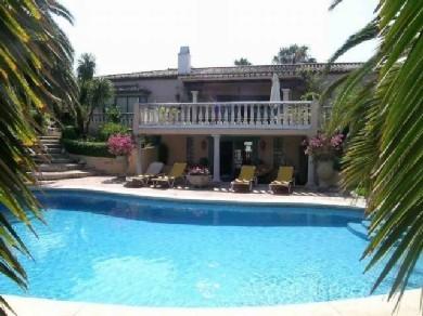 Chalet con 5 dormitorios se vende en Estepona, Costa del Sol