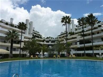 Apartamento con 3 dormitorios se vende en Marbella, Costa del Sol