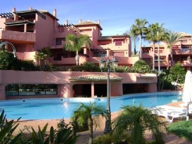 Apartamento con 2 dormitorios se vende en Estepona, Costa del Sol