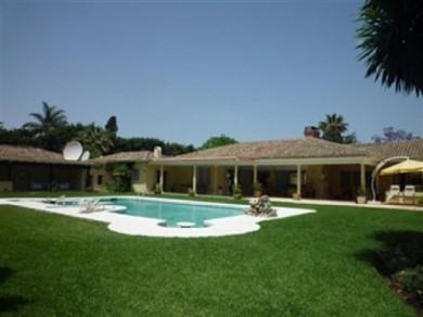 Chalet con 6 dormitorios se vende en Marbella, Costa del Sol