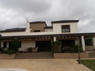 Chalet con 6 dormitorios se vende en Alhaurin de la Torre