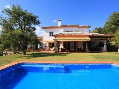 Chalet con 4 dormitorios se vende en Marbella, Costa del Sol