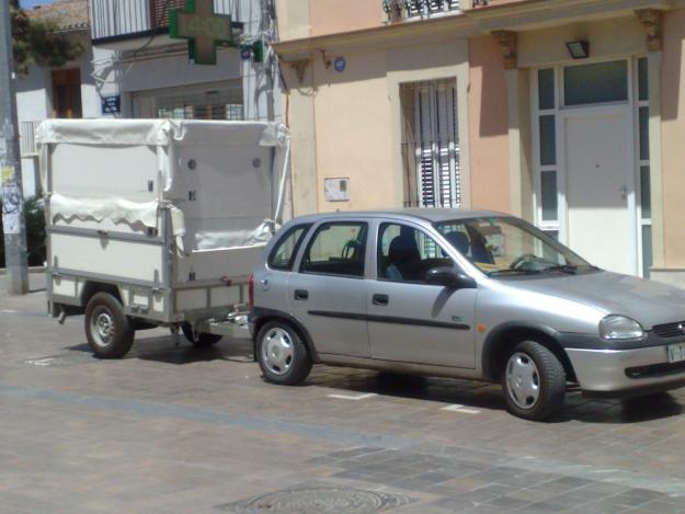 coche y remolque de venta ambulante